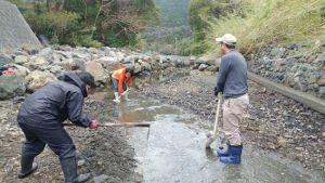 堰の海側水路の整備