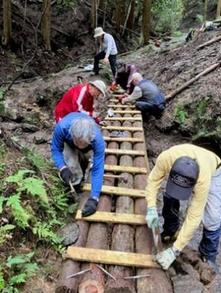 １西山古道架橋作業.jpg